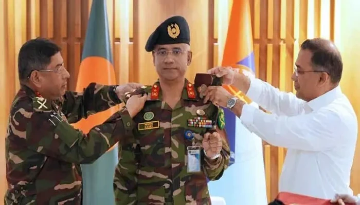 নতুন পিএসও মুশফিকুরকে র‍্যাংক ব্যাজ পরালেন প্রধানমন্ত্রী