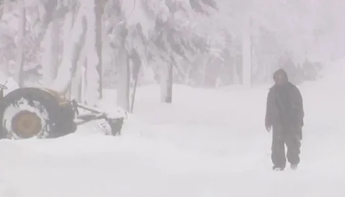 ​রেকর্ড তুষারপাতে বিপর্যস্ত যুক্তরাষ্ট্র