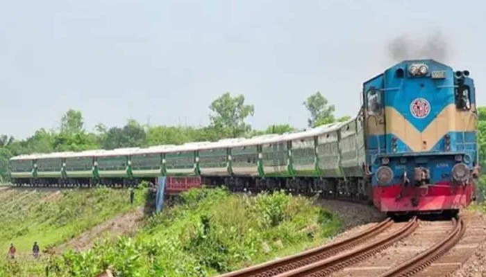 ​ট্রেনের ধাক্কায় কৃষি কর্মকর্তা নিহত