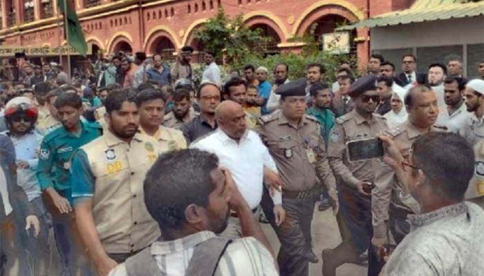 আইনজীবী সমিতির সভাপতি গ্রেপ্তার, আদালত চত্বরে বিক্ষোভ