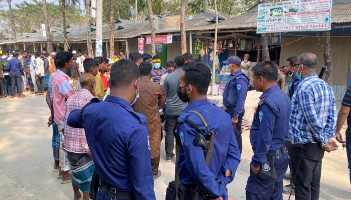 ​হাতিয়ায় ক্ষতিগ্রস্ত এলাকা পরিদর্শনে গিয়ে হামলার শিকার এমপি