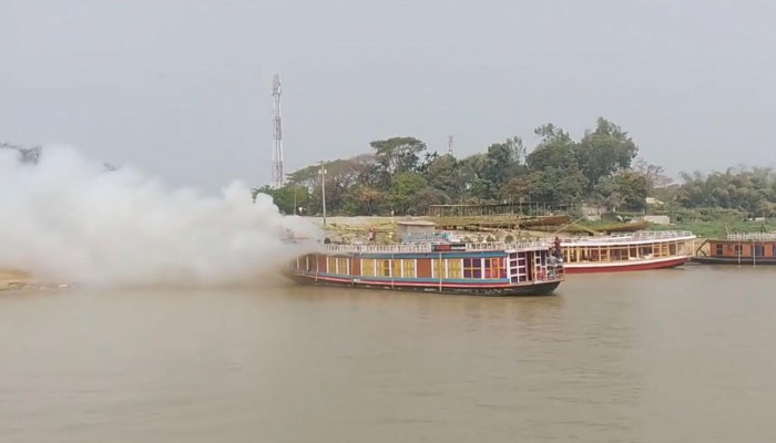 ​টাঙ্গুয়ার হাওরে পর্যটকবাহী হাউজবোটে আগুন