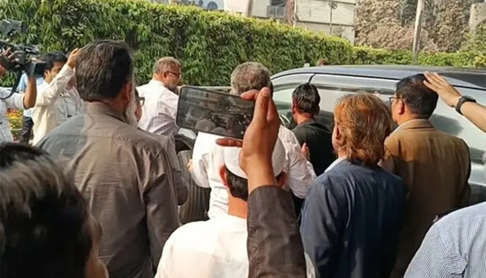 ​বের করে দেওয়া হলো বাংলাদেশ ব্যাংক গভর্নরের উপদেষ্টাকে