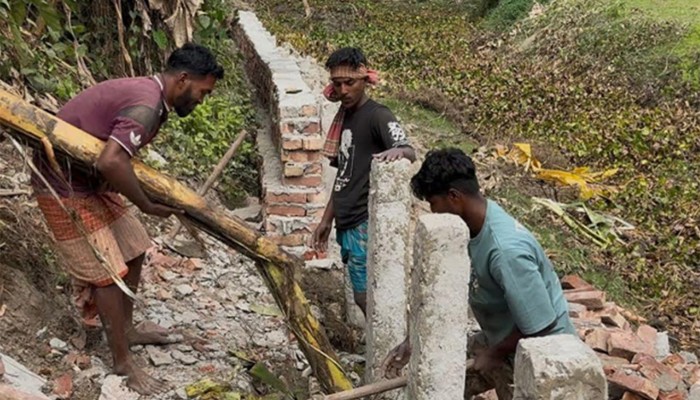 ​সড়ক নির্মাণে রডের পরিবর্তে কলাগাছ!