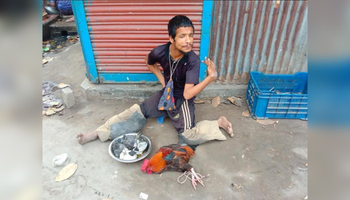 ​নিজে দাঁড়াতে না পারলেও সংসারকে দাঁড় করিয়েছেন প্রতিবন্ধী রায়হান