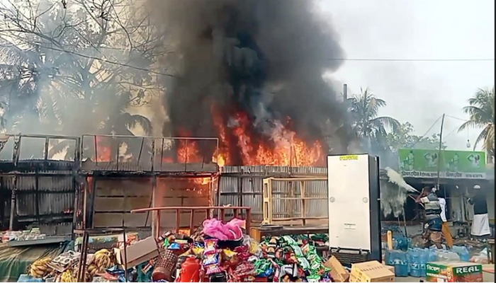 ​কুয়াকাটায় অগ্নিকান্ডে পুড়ে গেছে সাত দোকান