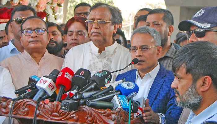 ​‘ঈদের পর আলোচনার মাধ্যমে ফুটপাত দখলমুক্ত করা হবে’