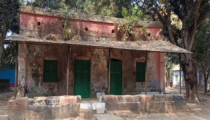 ​শতবর্ষী ডাকবাংলোটি এখন মাদক সেবনের আস্তানা