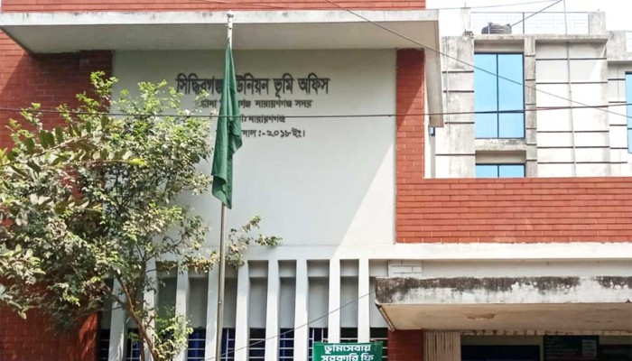 ​প্রতিমন্ত্রীর পরিদর্শন: সিদ্ধিরগঞ্জে তিন ভূমি কর্মকর্তাকে বদলি