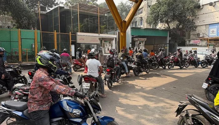 তেলের দাম বাড়ার গুজবে পাম্পে ভিড়