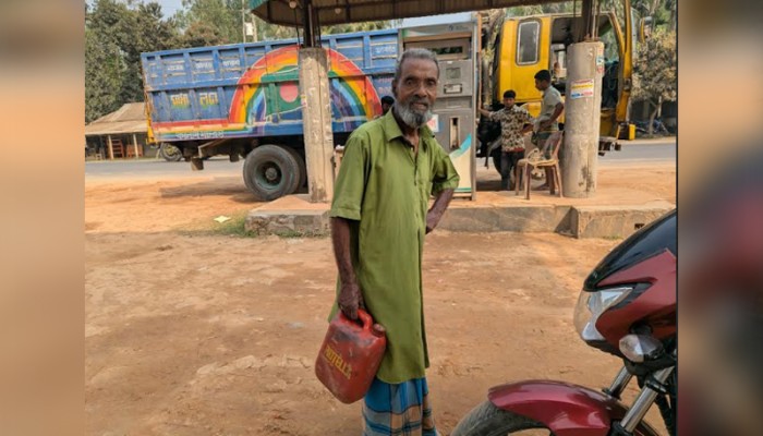 পাত্র বা ড্রামে তেল সরবরাহ বন্ধের নির্দেশনায় বিপাকে কৃষক