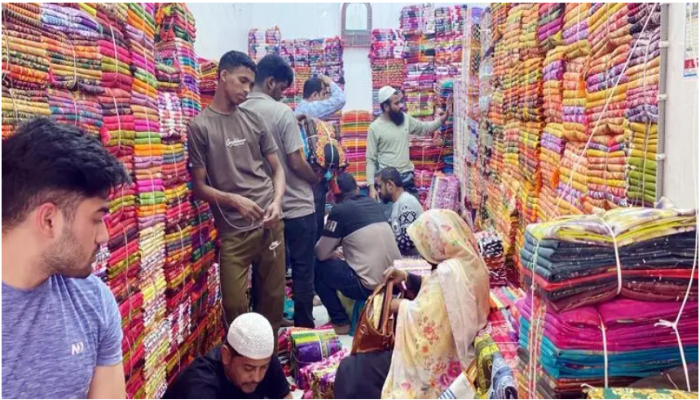 জমজমাট নরসিংদীর বাবুরহাট