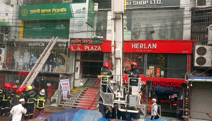 ​মিরপুরে বহুতল ভবনে আগুন, নিয়ন্ত্রণে পাঁচ ইউনিট