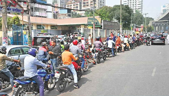 রাজধানীর পাম্পগুলোতে জ্বালানি তেলের জন্য দীর্ঘ লাইন