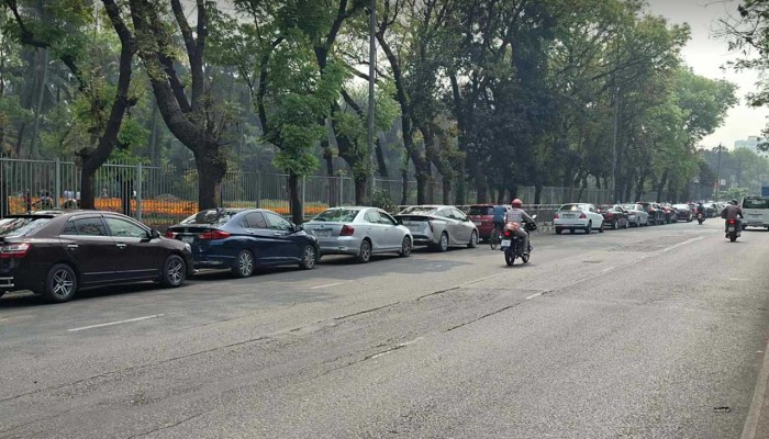 জ্বালানি তেলের জন্য সকালেই দীর্ঘ লাইন