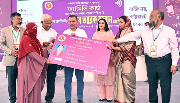 মঞ্চে উঠার আগে নারীদের সঙ্গে দেখা করলেন প্রধানমন্ত্রী