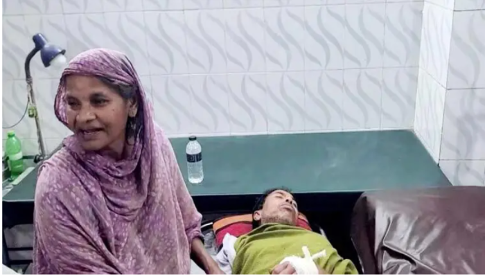 মেয়েকে উত্ত্যক্তের প্রতিবাদ করায় বাবার হাত ভেঙে দিলো বখাটেরা