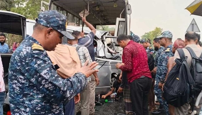 ​বাগেরহাটে বাস-মাইক্রোবাস সংঘর্ষে বর–কনেসহ নিহত ১৩