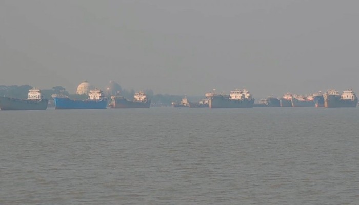 জ্বালানি সংকটে লাইটার জাহাজের পণ্য খালাসে জটিলতা