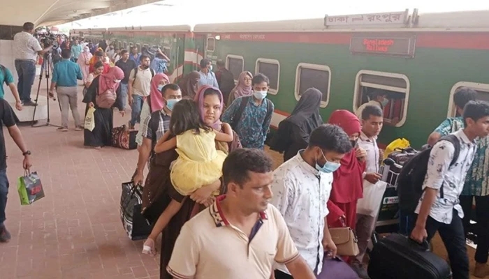 ট্রেনে ঈদযাত্রা শুরু, নাড়ির টানে ছুটছে মানুষ