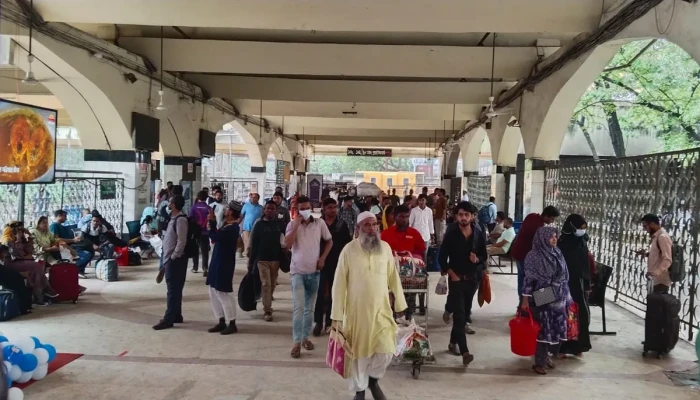 ভোগান্তি এড়াতে আগেই বাড়ির পথে, স্টেশনে যাত্রীদের ভিড়