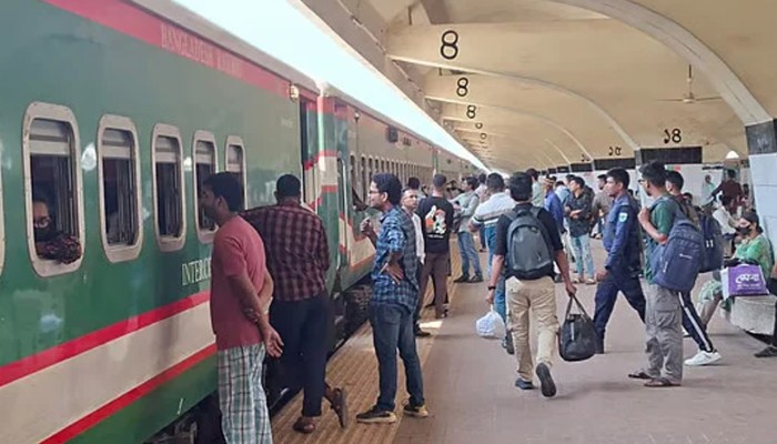 কমলাপুর থেকে সময় মতো ছাড়ছে ঈদযাত্রার ট্রেন