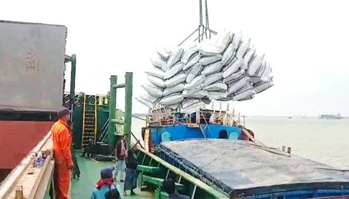 ​মোংলায় এলো ১৬ হাজার মেট্রিক টন ভারতীয় চাল