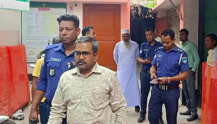 ​স্বাস্থ্যমন্ত্রীর ‘আত্মীয়’ পরিচয়ে চাঁদাবাজি,  ‘সাংবাদিক’ গ্রেপ্তার