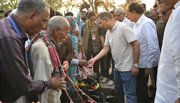 ​ভিক্ষুকদের মাঝে প্রধানমন্ত্রীর ছাগল বিতরণ