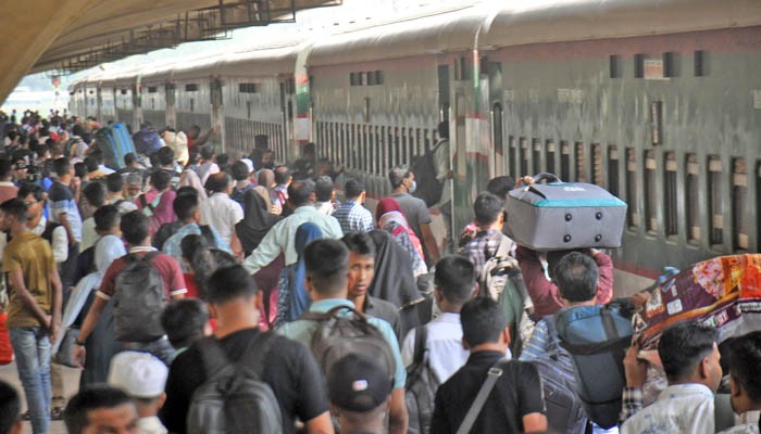 ঈদযাত্রায় অতিরিক্ত যাত্রী নিয়েই ঢাকা ছাড়ছে ট্রেন