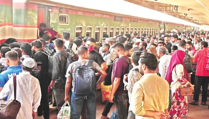 ঈদযাত্রায় ঘরমুখো মানুষের ঢল