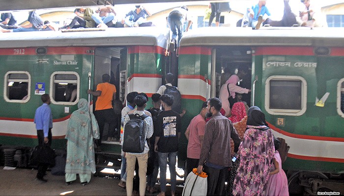 ​নাড়ির টানে কমলাপুরে ঘরমুখো মানুষের ঢল