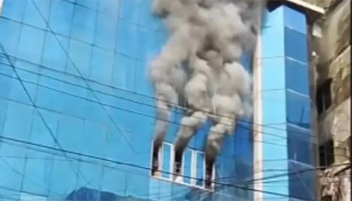 ​চট্টগ্রামে বহুতল মার্কেটে আগুন, দুইজনের মৃত্যু