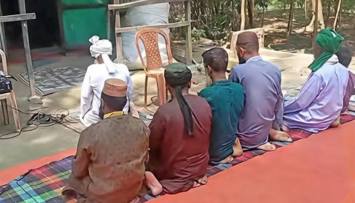 সাত মুসল্লি নিয়ে দুদিন আগেই ঈদের জামাত