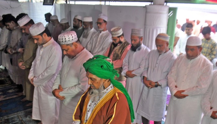 সৌদি আরবের সঙ্গে মিল রেখে রাজধানীতেও ঈদ উদযাপিত হচ্ছে