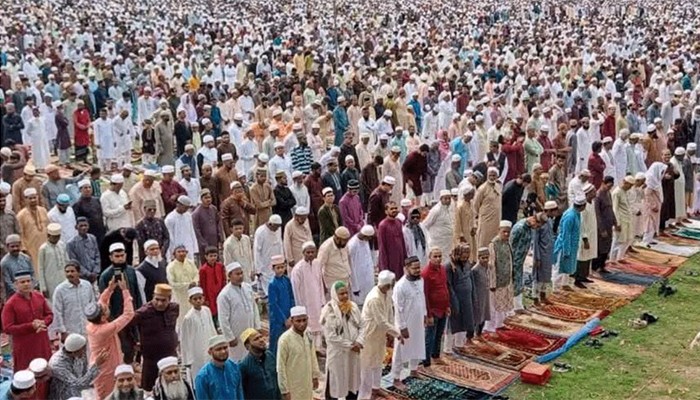 ​ঐতিহাসিক গোর-এ শহীদ ময়দানে ঈদের নামাজে মুসল্লিদের ঢল