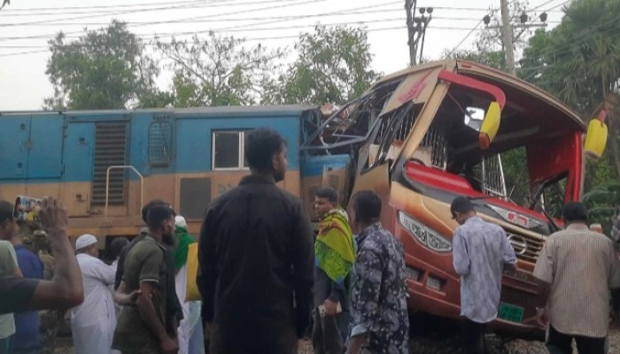 ট্রেন-বাস সংঘর্ষ: নিভে গেল ১২ প্রাণ
