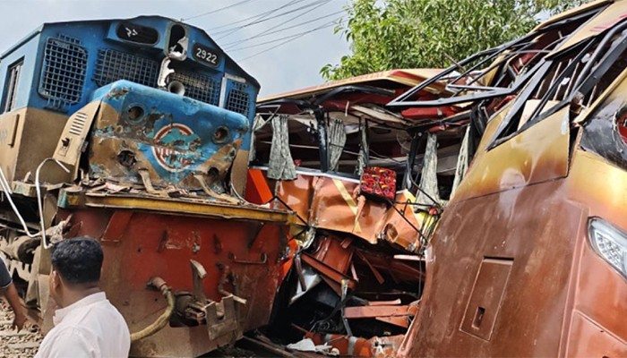 ​কুমিল্লা ট্রেন-বাস ট্র্যাজেডি: ২ গেটম্যান বরখাস্ত, ৩ তদন্ত কমিটি