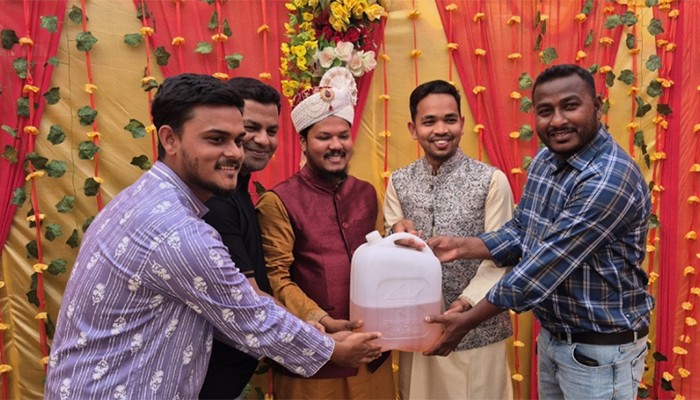 ​বিয়ের অনুষ্ঠানে বর উপহার পেলো জ্বালানি তেল