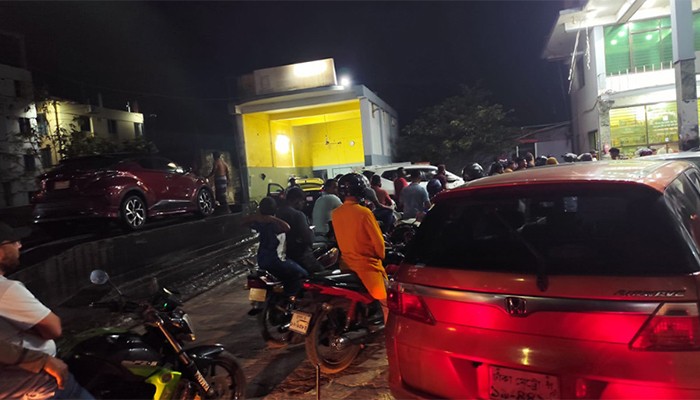 ​খুলনায় তেল সংকট, পেট্রল পাম্পে যানবাহনের ব্যাপক ভিড়