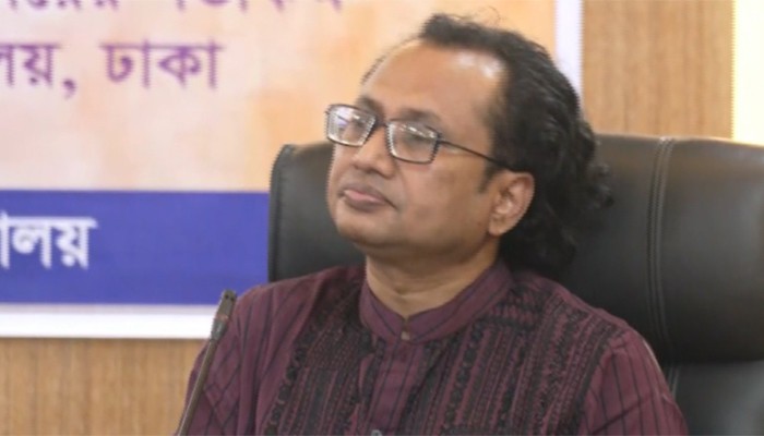 ​কেন তেলের দাম বাড়াচ্ছে না সরকার, জানালেন প্রধানমন্ত্রীর উপদেষ্টা