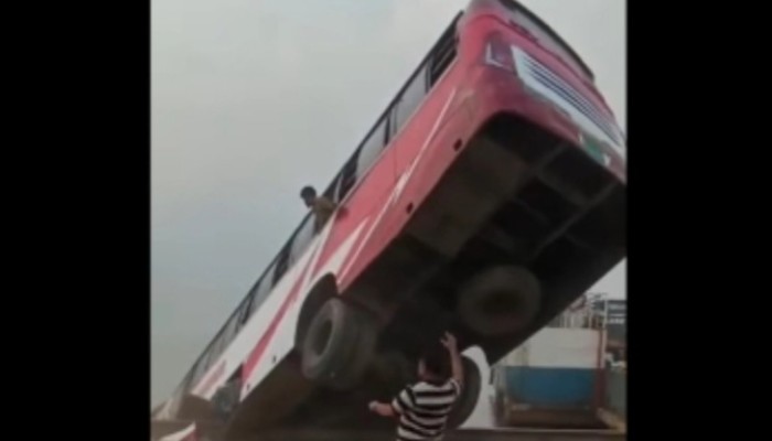 ফেরিতে ওঠার সময় বাস পড়ে গেল নদীতে, বহু হতাহতের আশঙ্কা