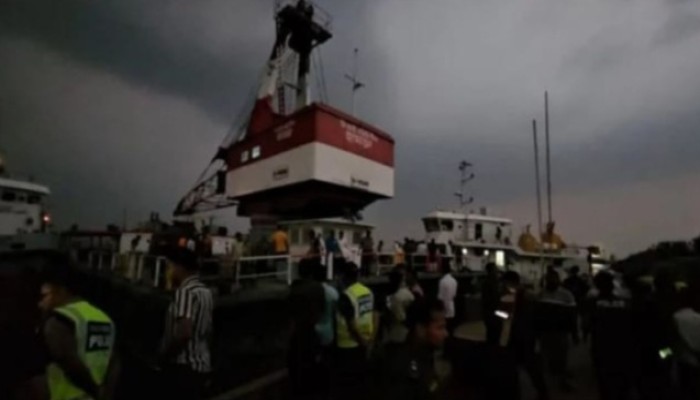 পানির নিচে ৪০ জনের মরদেহ : ফায়ার সার্ভিস