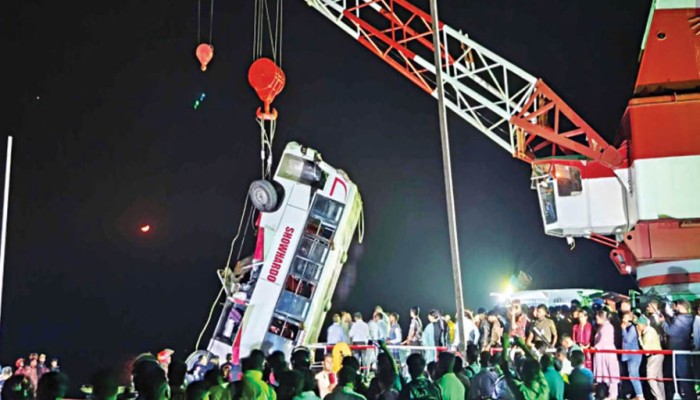 পদ্মায় বাস ডুবি: প্রাণহানি বেড়ে ২৩, অধিকাংশই নারী ও শিশু