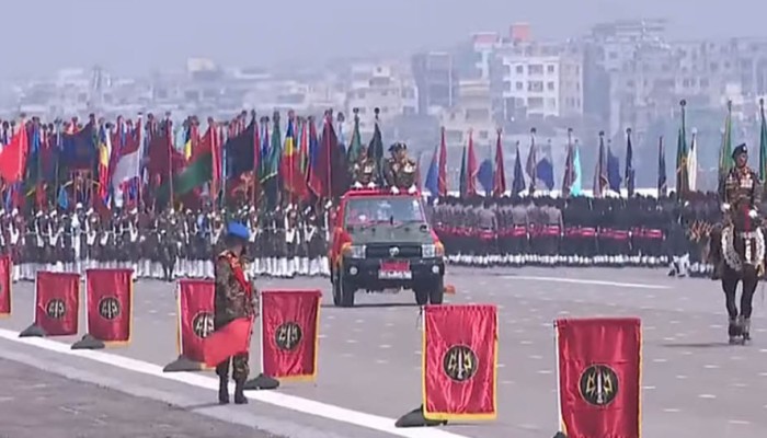 ​বর্ণাঢ্য কুচকাওয়াজে স্বাধীনতার উদ্‌যাপন চলছে