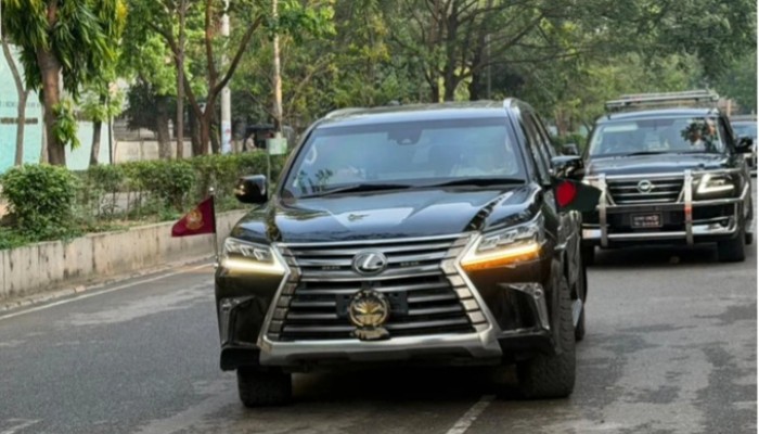 প্রথমবারের মতো প্রধানমন্ত্রী তারেক রহমানের গাড়িতে জাতীয় পতাকা