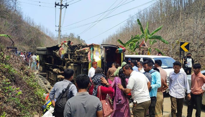 ​এবার রাঙামাটির সড়কে উল্টে গেল যাত্রীবাহী বাস