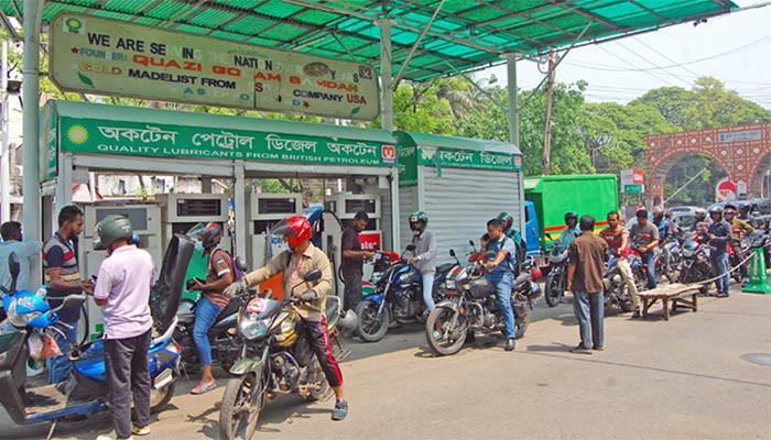 ​জ্বালানি তেলের অপেক্ষায় ছুটির দিনেও চালকদের ভিড়, রাজধানীতে বন্ধ বেশ কয়েকটি পাম্প