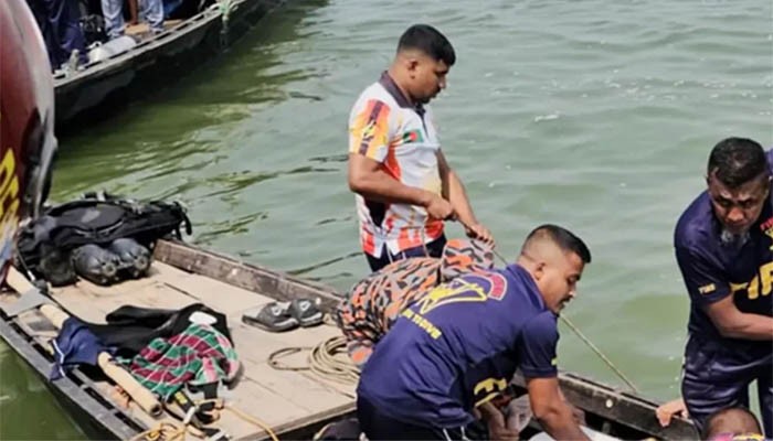 বাসডুবি: উদ্ধার কার্যক্রমে বিরতি, নিখোঁজের তথ্য পেলে ফের অভিযান