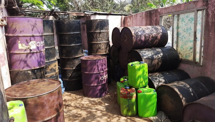 ​অভিযান চালিয়ে অবৈধভাবে মজুত করা ৬ টন ডিজেল জব্দ